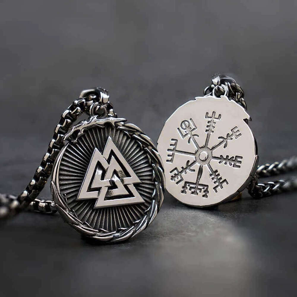 Jörmungandr, der die Valknut-Halskette umkreist