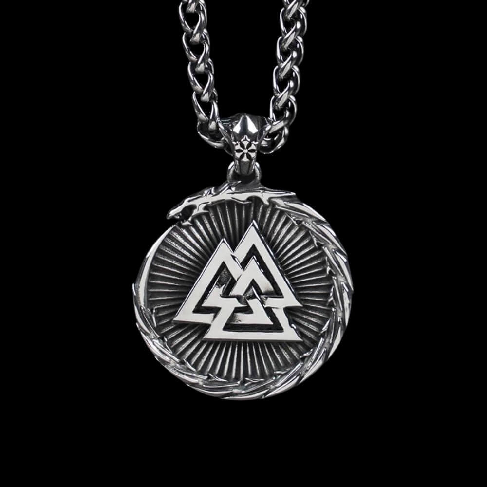 Jörmungandr, der die Valknut-Halskette umkreist