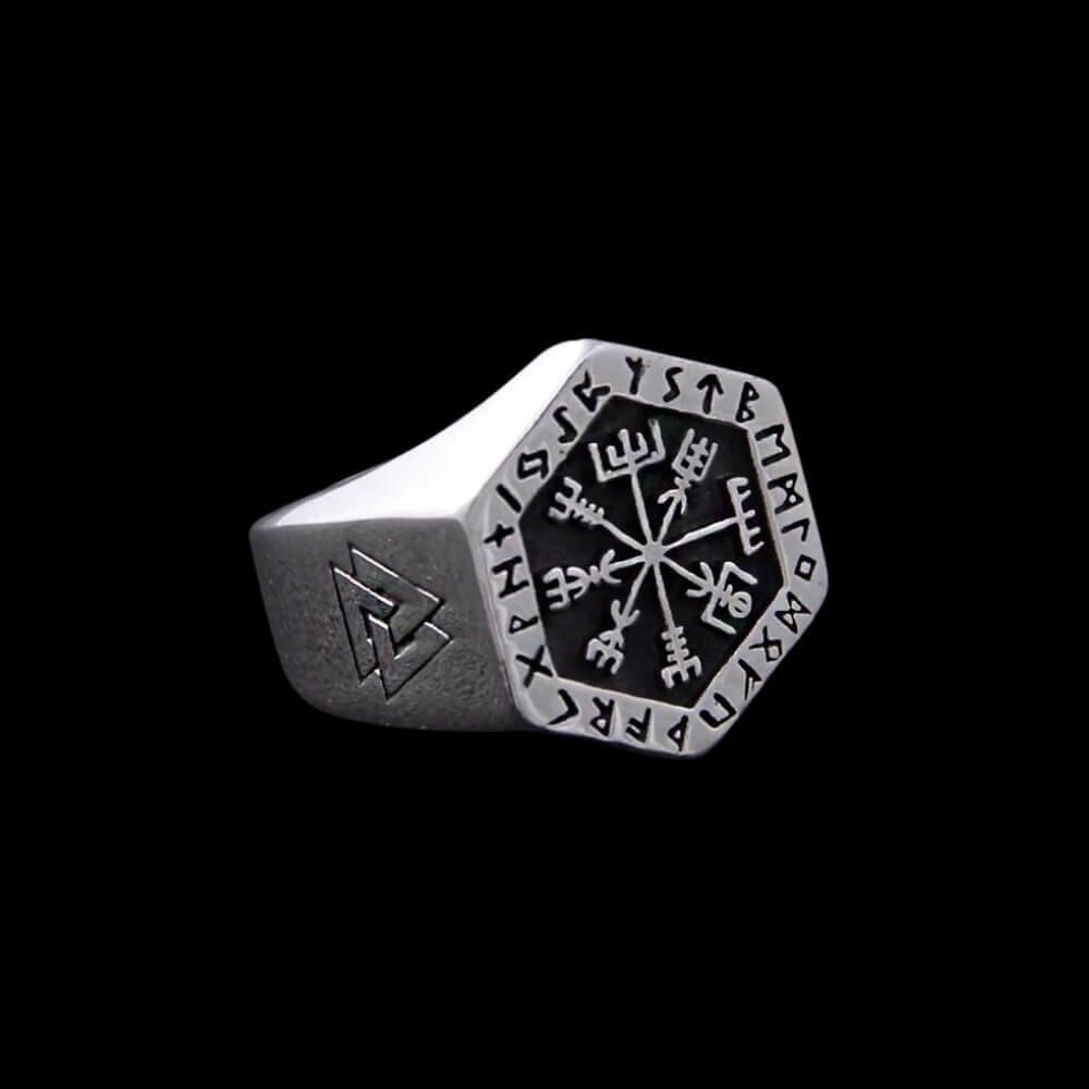 Vegvísir con anello delle rune