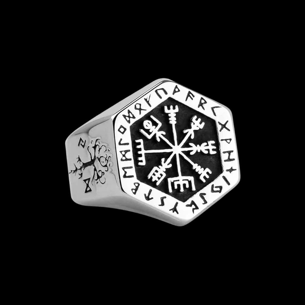 Vegvísir con anello delle rune