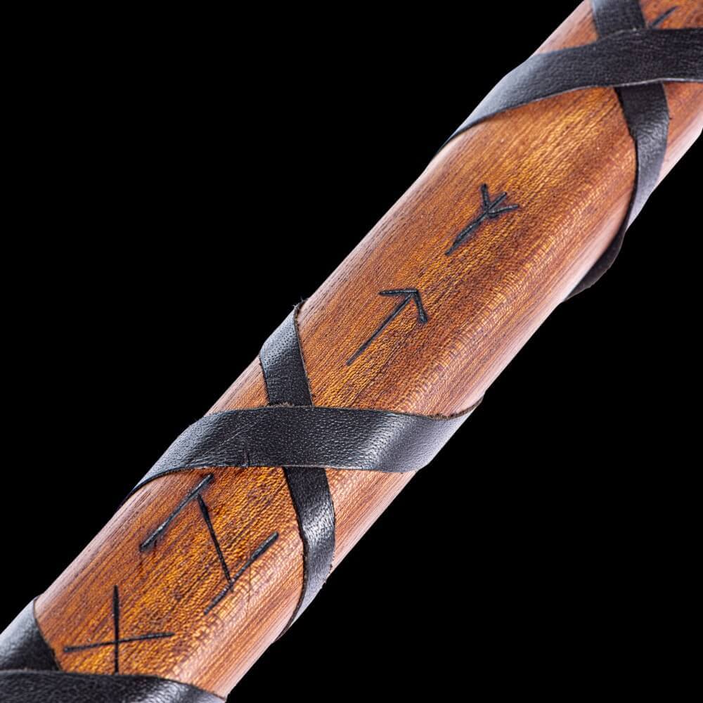 Hache viking avec runes gravées