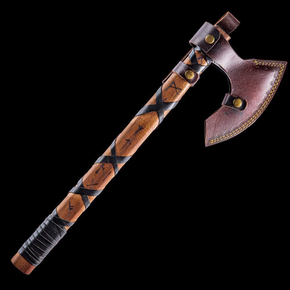 Hache viking avec runes gravées