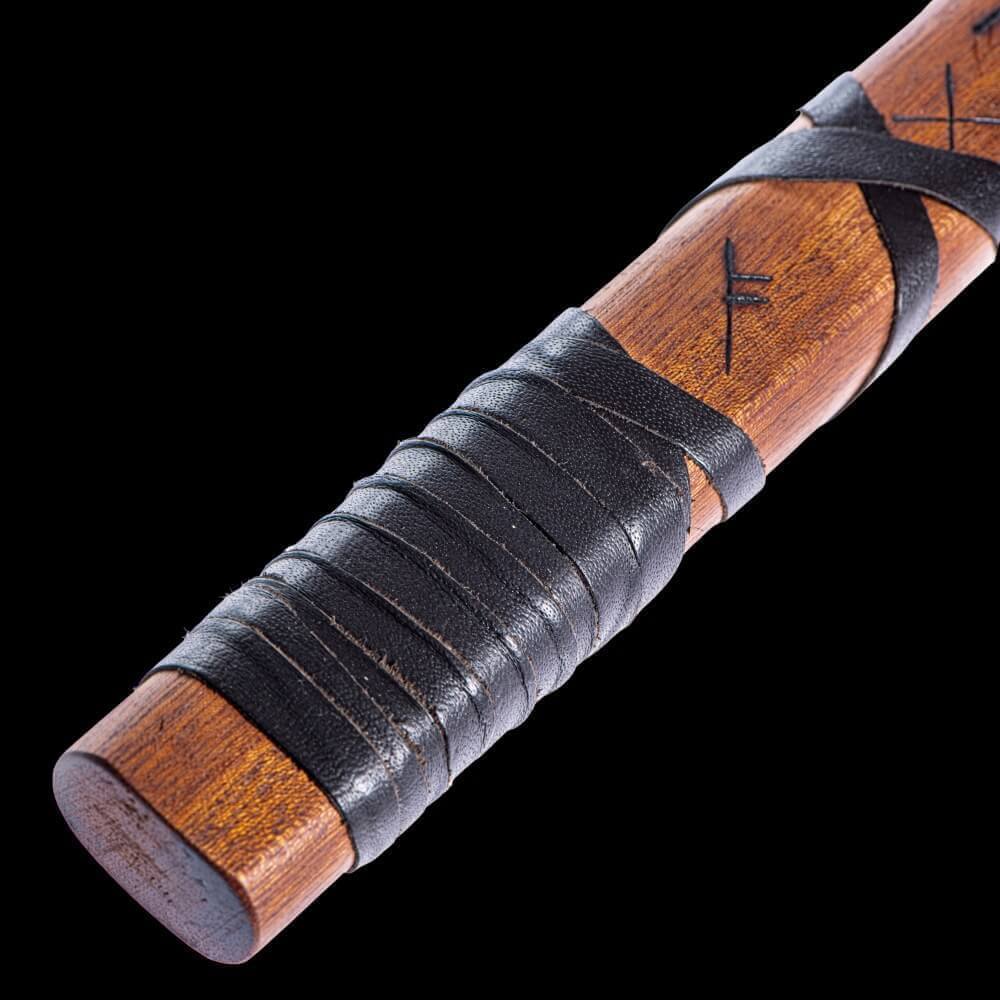 Hache viking avec runes gravées