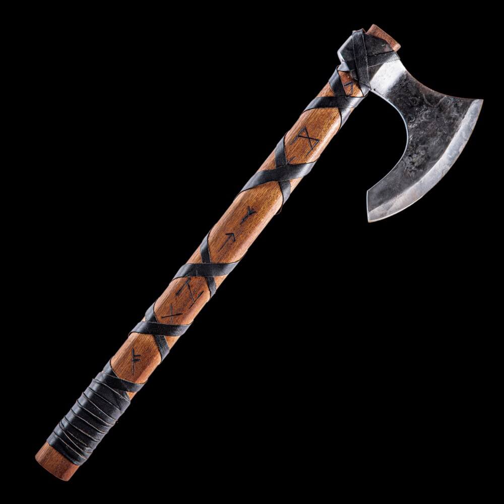 Hache viking avec runes gravées