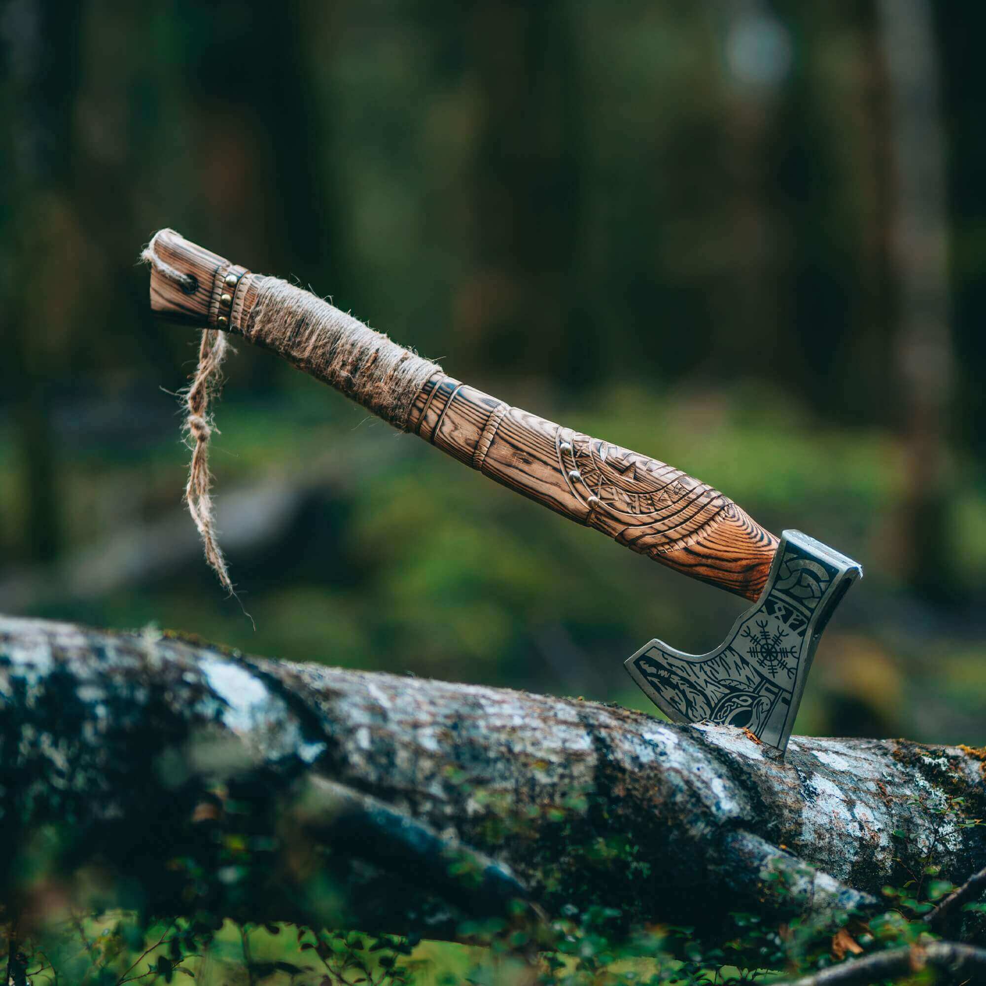 Hache de combat viking avec symboles nordiques gravés