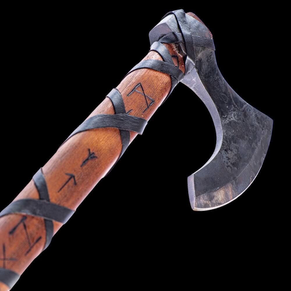 Hache viking avec runes gravées